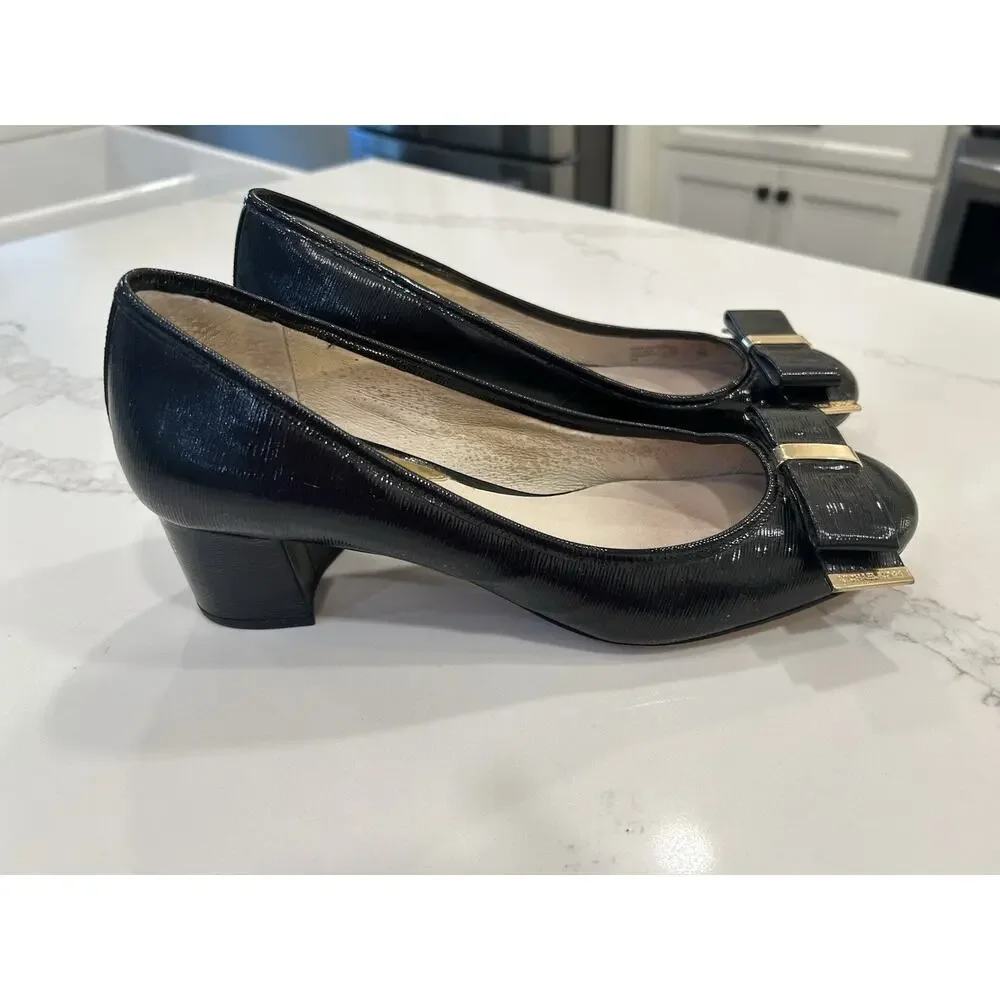 Michael Kors Kiera Mid Pumps Black Patent Leather Bow Toe Gold Logo Heels Sz 8M